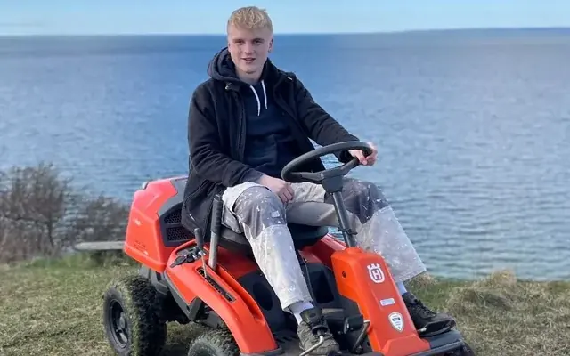 Græsslåning med havetraktor ved kysten